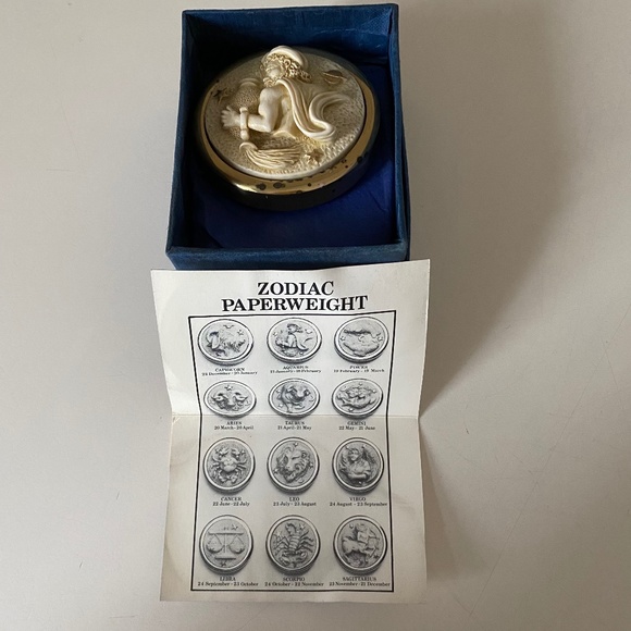 Stuart Houghton I AQUARIUS I Zodiac Paperweight - Picture 9 of 16